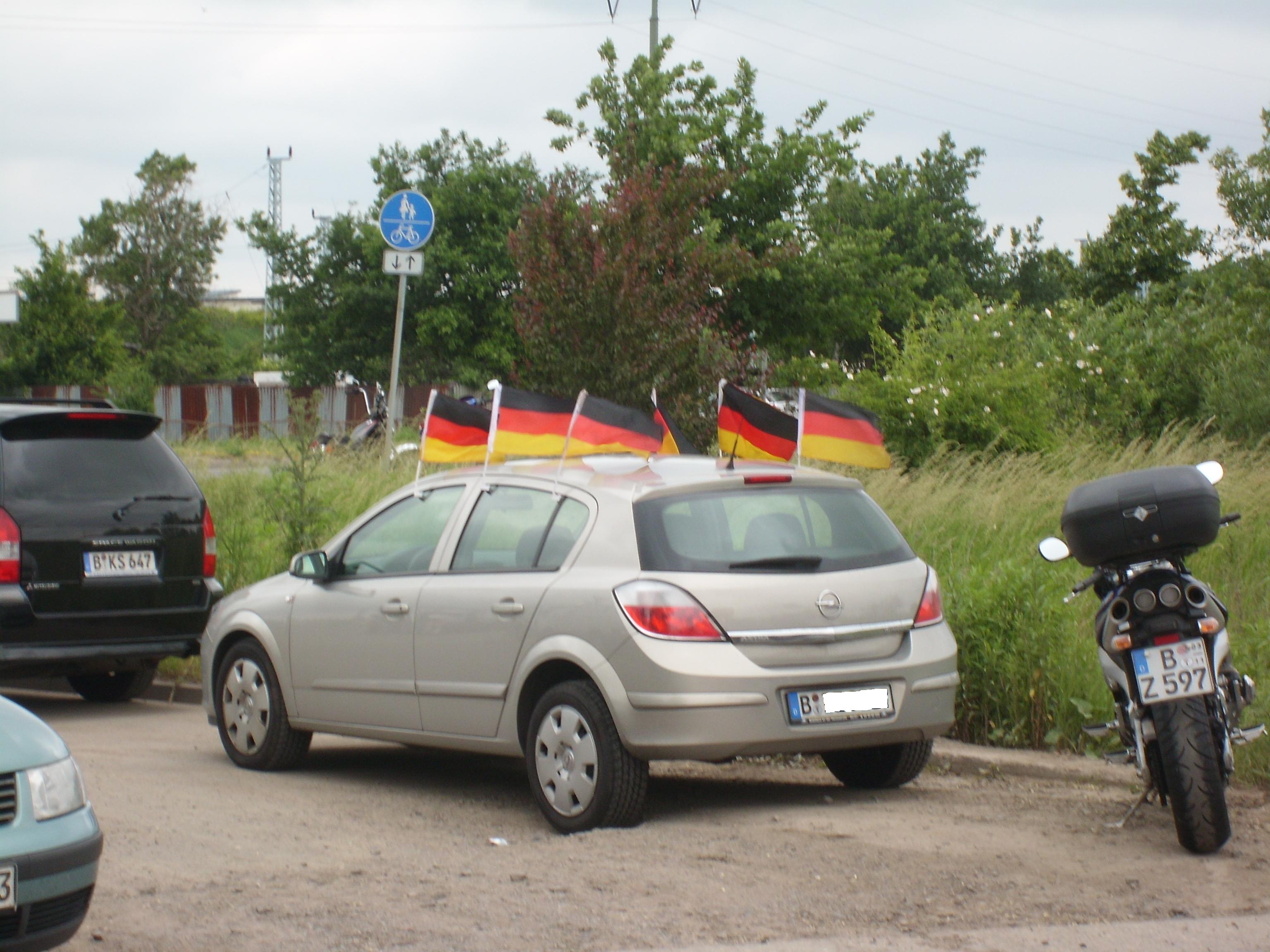 Astra mit Fahnen.JPG
