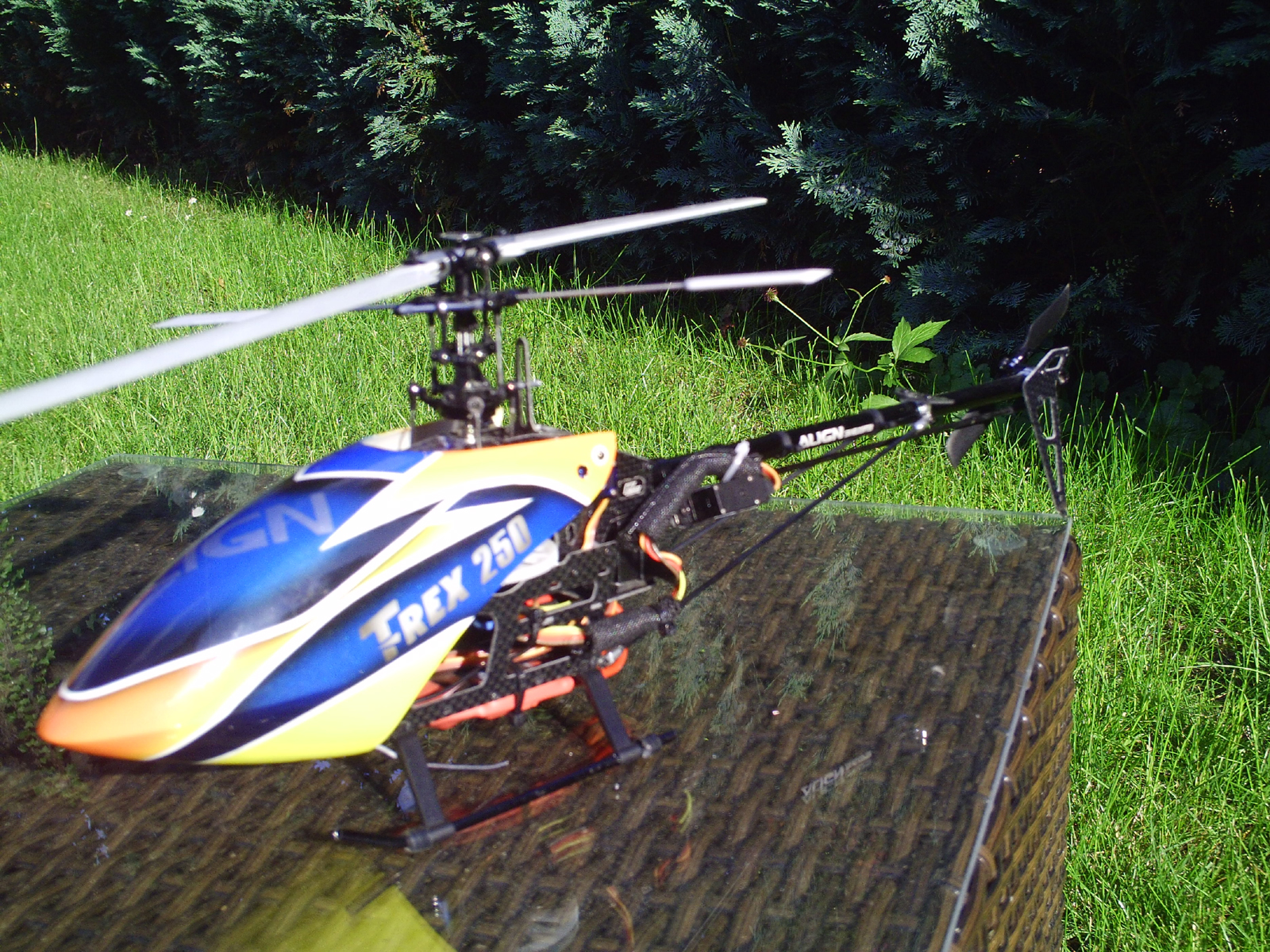 Regler mußte aus Platzgründen unter den Heli