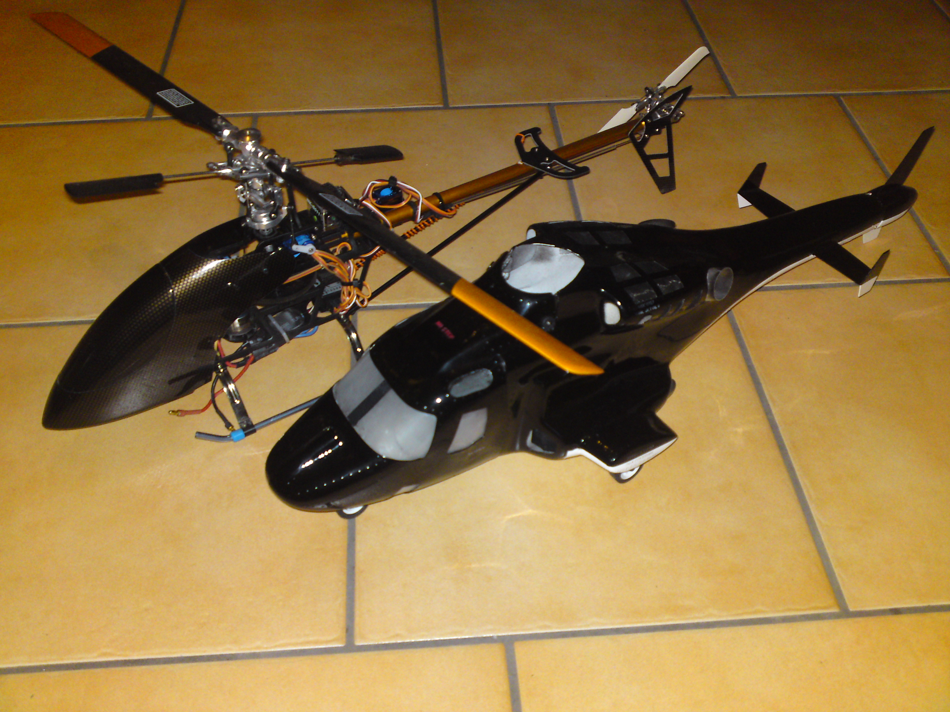 oben steht der alte Walkera - unten der Airwolf Rumpf