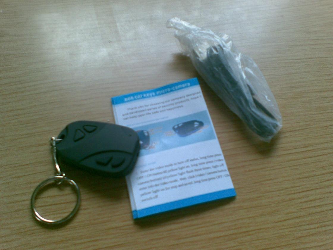 Der gesamt Lieferumfang: KeyCam, Anleitung, USB-Kabel