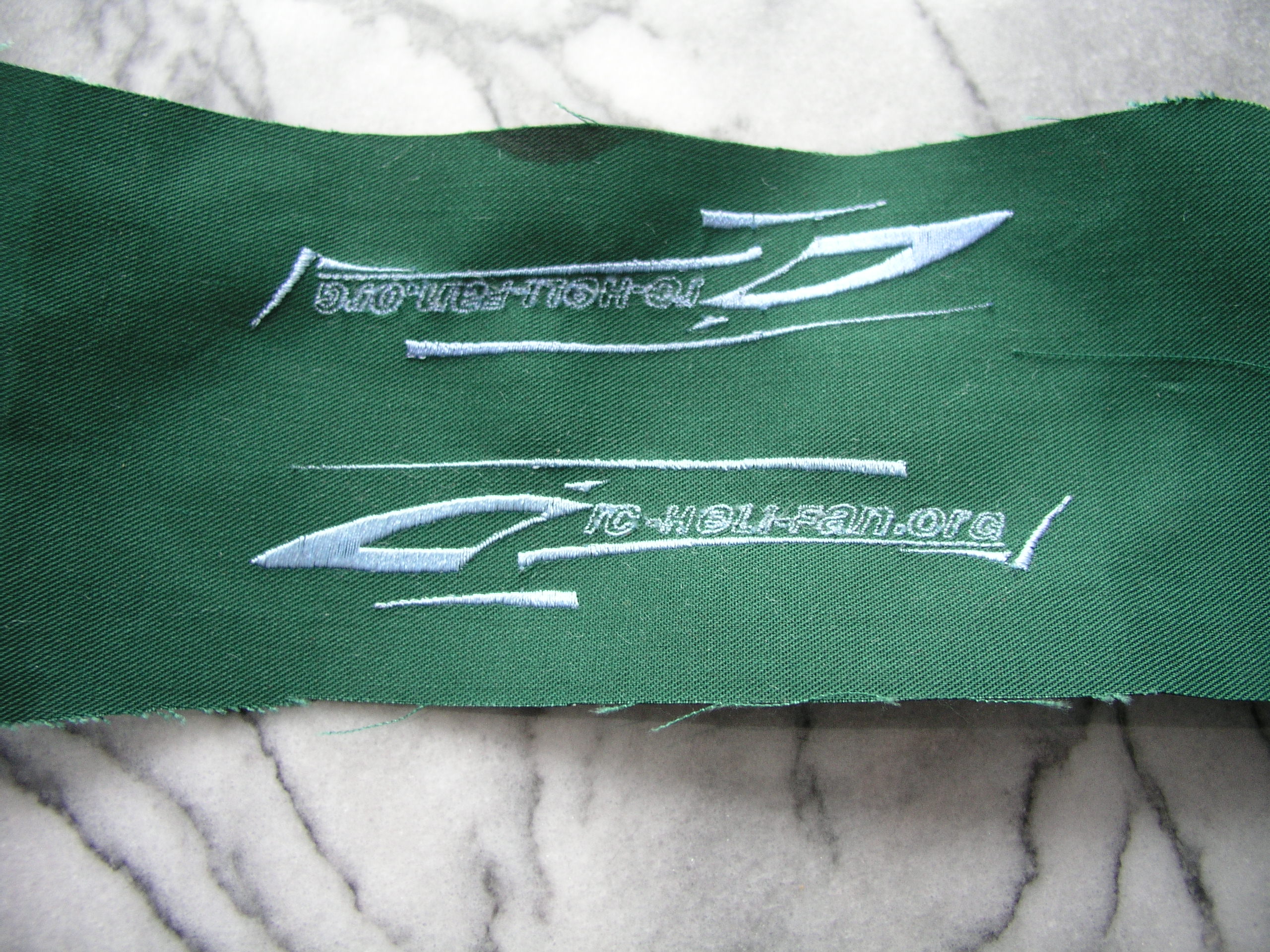 an der Spitze des Heli sieht die Stickerei schonmal besser aus ,Das ganze wird noch dichter gestickt. Hohle Schrift kann man vergessen ! ( dieser Stick ist nur ein Entwurf und nicht das endgültige Resultat . Hängt auch vom Stoff ab . Dieser hier ist sehr