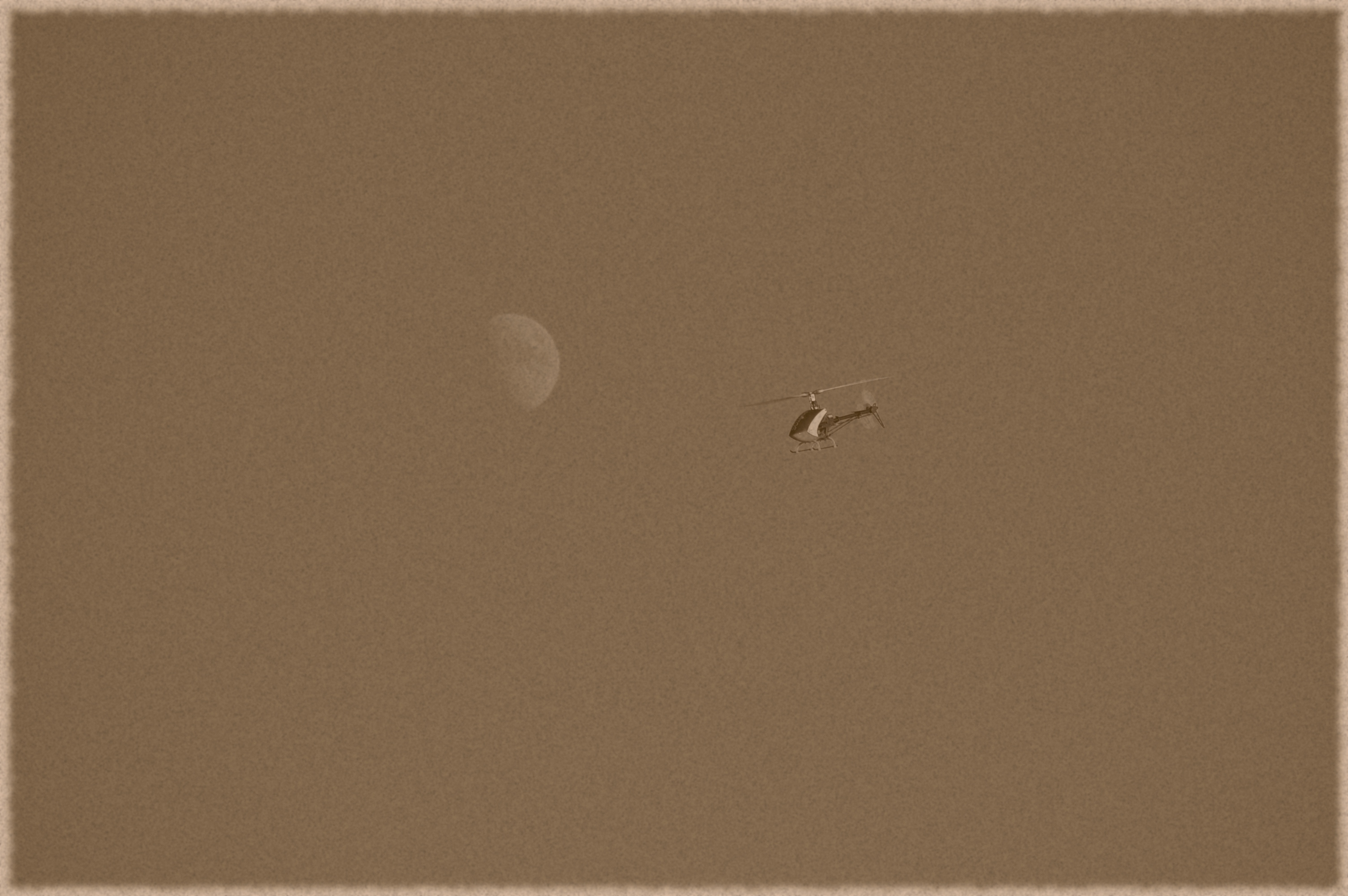 Protos vorm Mond