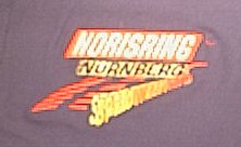 Das Logo auf dem Polo-Shirt