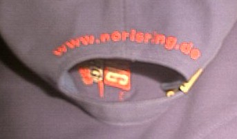 Hier muß ich nochmal fragen, ob der Schriftzug - hier die Domain - inklusive ist.