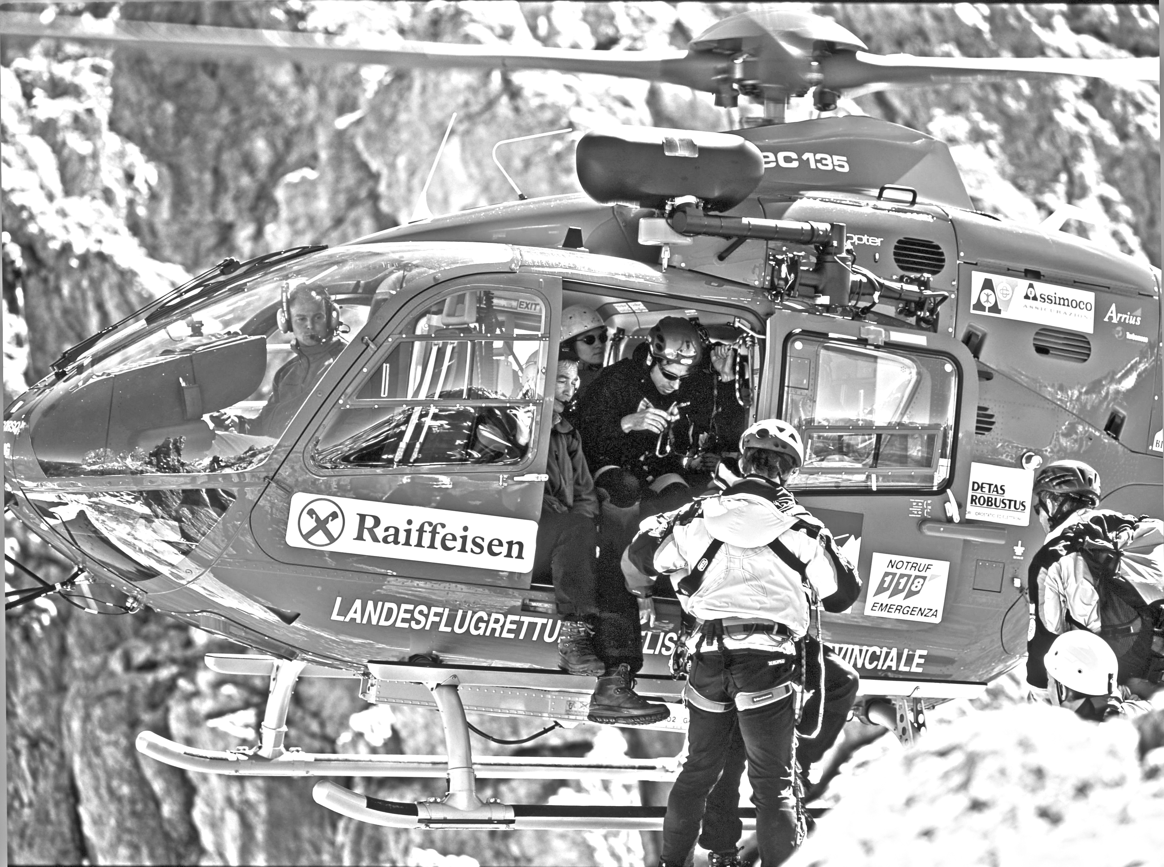 EC135 beim Übungsflug im Gebirge