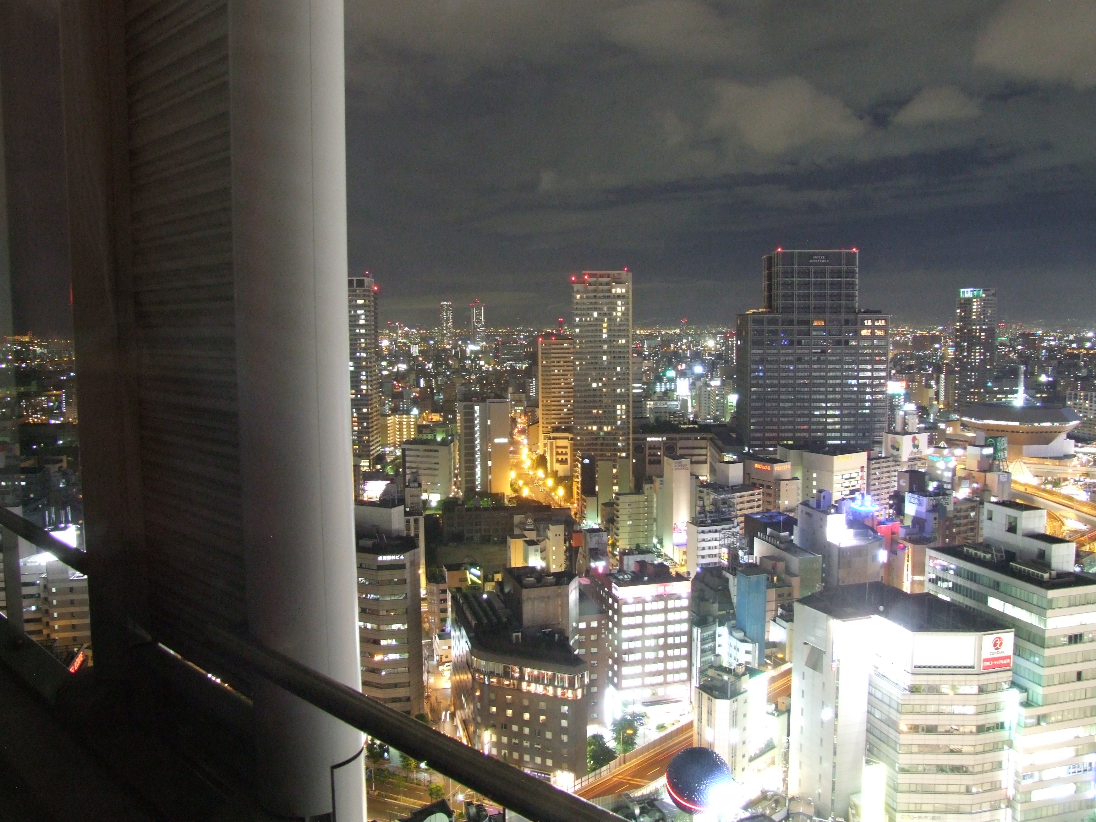 Osaka bei Nacht ... 9 Megapixel, unbearbeitet, mit einer einfachen Fuji FinePix S9600 durch das Fenster des Zimmers gemacht.