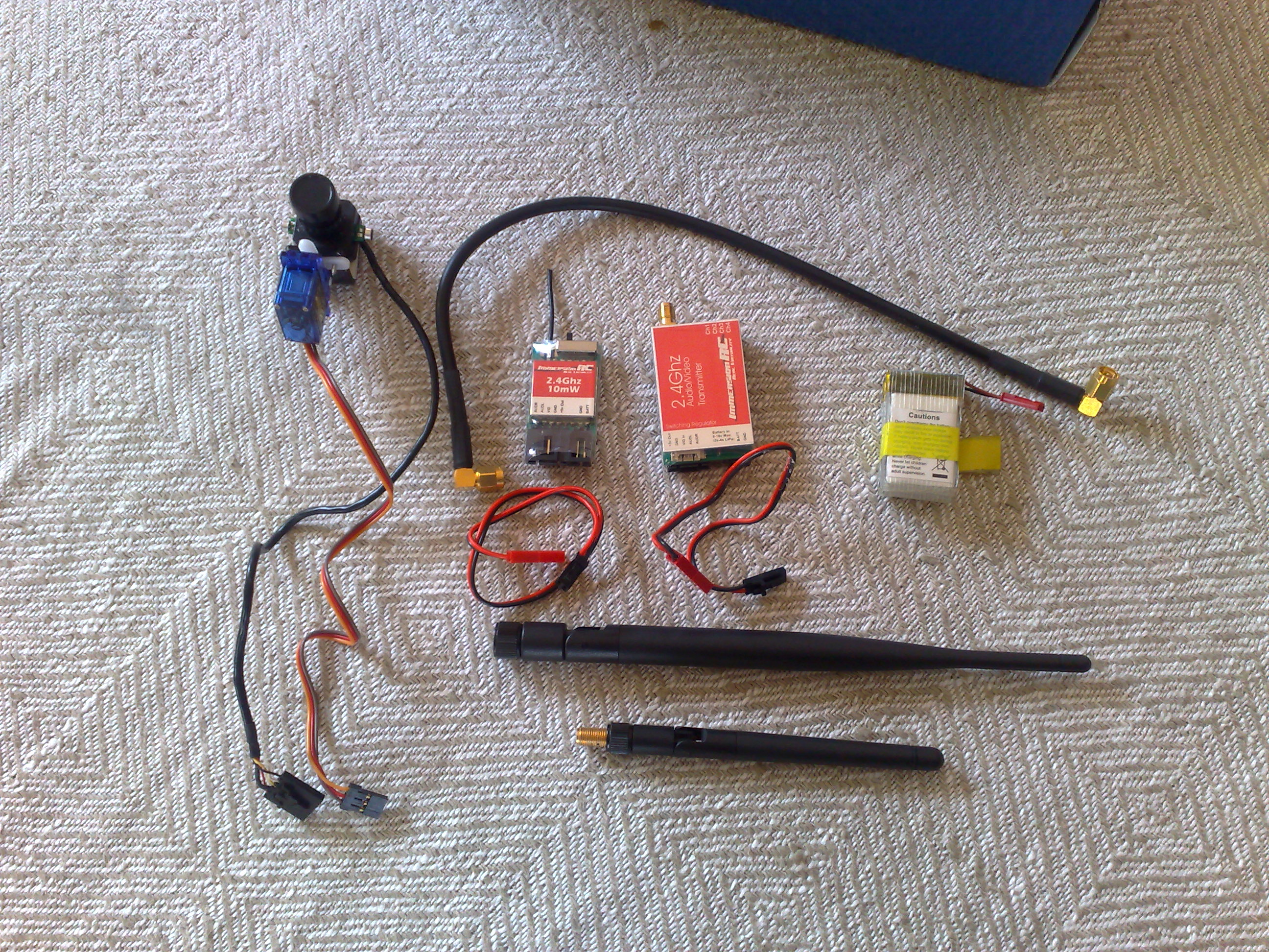 Kamera mit Servo für PAN, Sender mit 5dBi Antennen