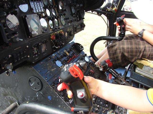 Cockpit der SA 330 Puma