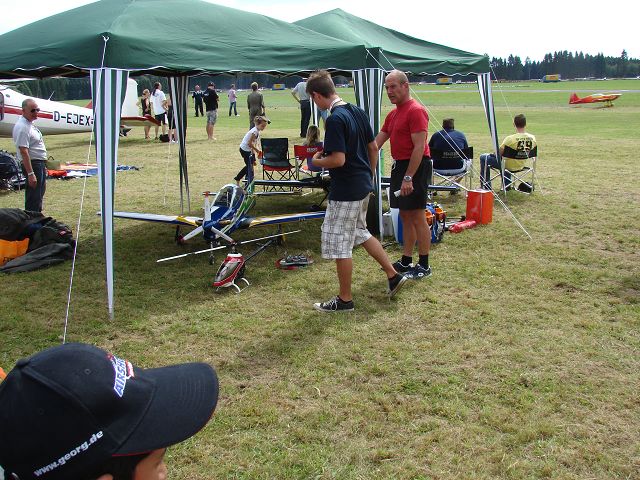 Der einzigste RC Heli heute Ein Logo 600....Pilotiert von einem Pilot namens &quot;Müller&quot;..(Vornamen vergessen) Der junge Mann vor dem Heli