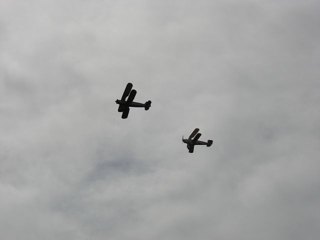 Hinten Bücker Jungmeister..vorne Hmmm Boing Stearman????