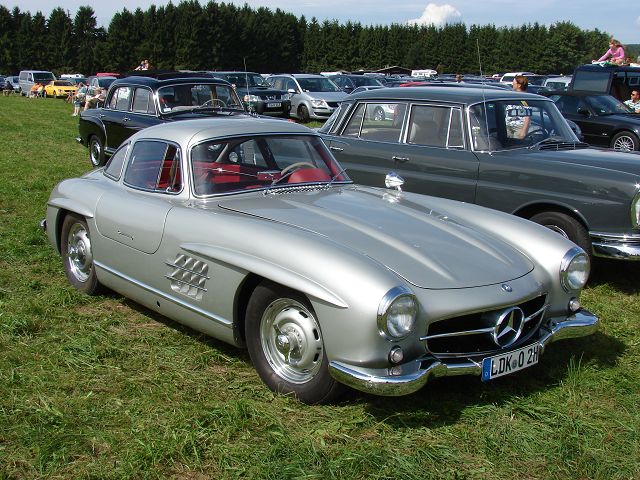 300SL Flügeltürer...muss man auch mal gesehen haben! Flügel hat er ja auch!