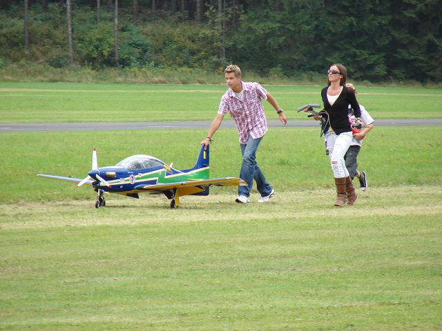 Nico Niebergall mit seiner Tuscan Turboprop....Startvorbereitungen für Syncronflug mit seinem Papa Ralf