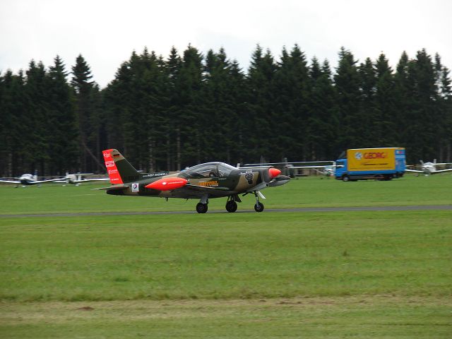 Das ist der Papa Ralf Niebergall mit seiner Siai Marchetti 260