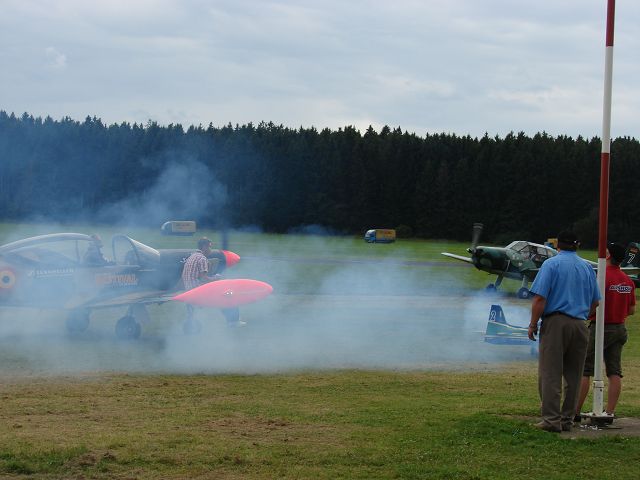 Auch witzig Nico Niebergall mit der Funke auf der Fläche von Papas Flieger, und steuert vorne seine Tuscan!