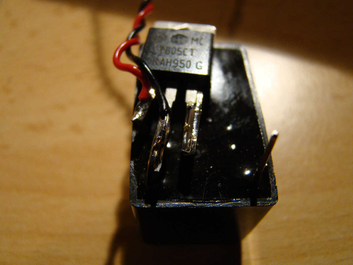 Inverter mit 5V Längsregler, ein DC/DC Wandler würde auch hier gehen.