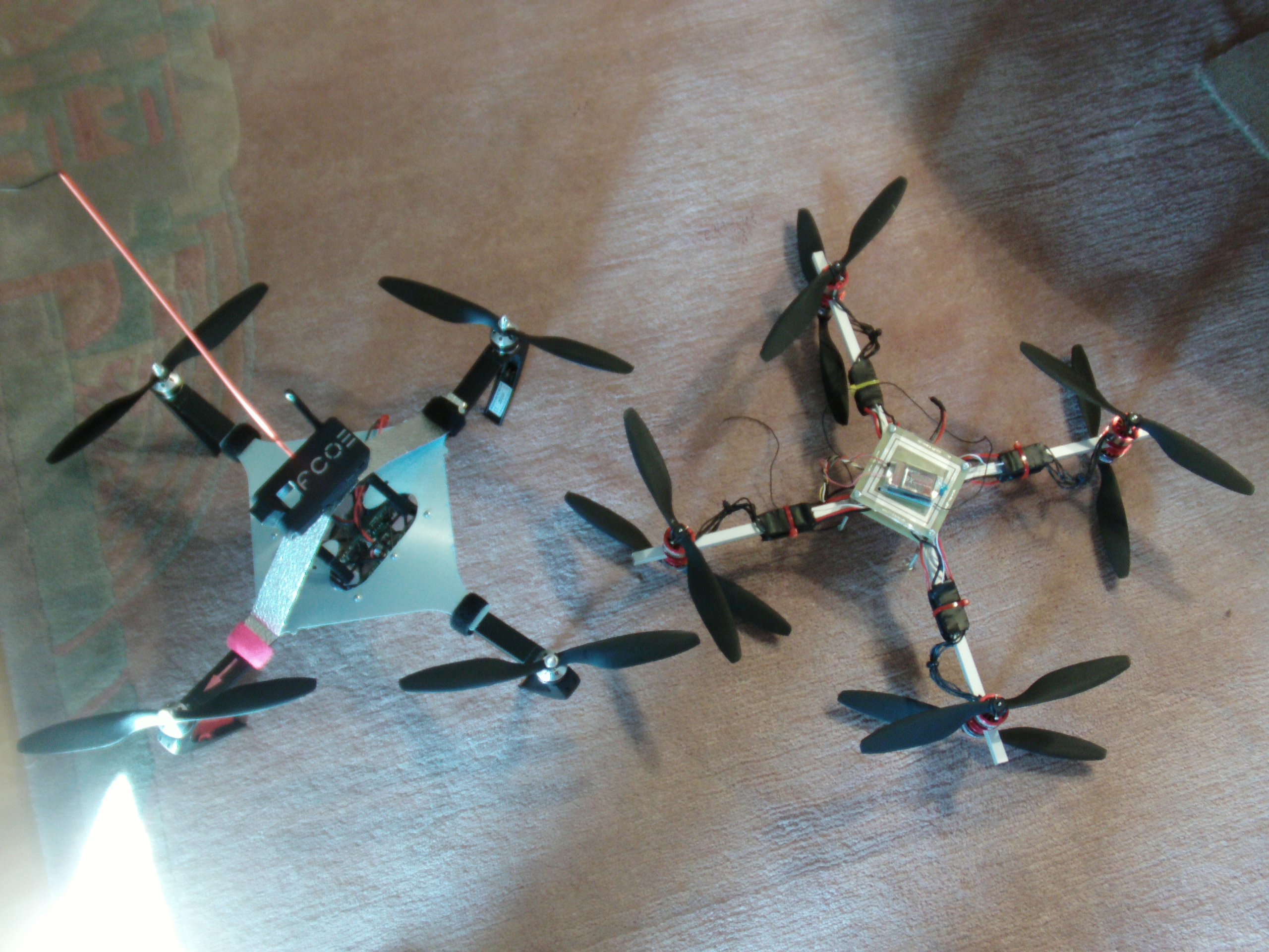 Hier sieht man beide Copters friedlich nebeneinander. Das Achsmass ist bei beiden 450 mm diagonal.