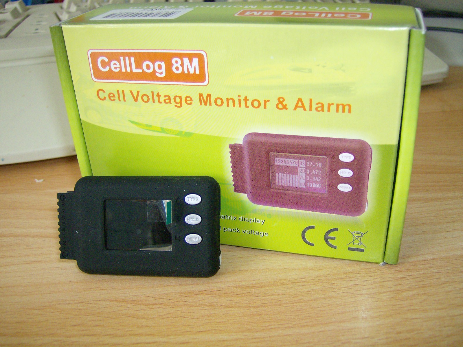 In dieser Verpackung mit Kabelsatz und CD kommt das Teil dann zu euch.