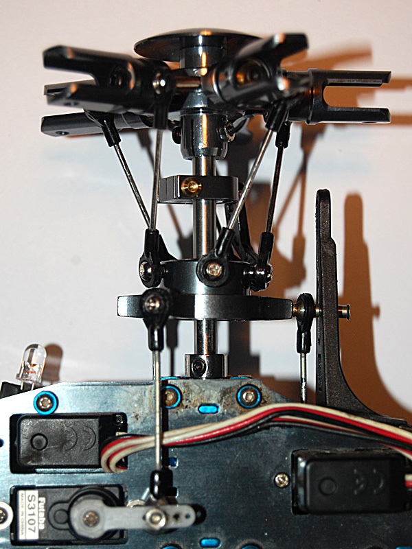 Der Rotorkopf montiert und ausgerichtet