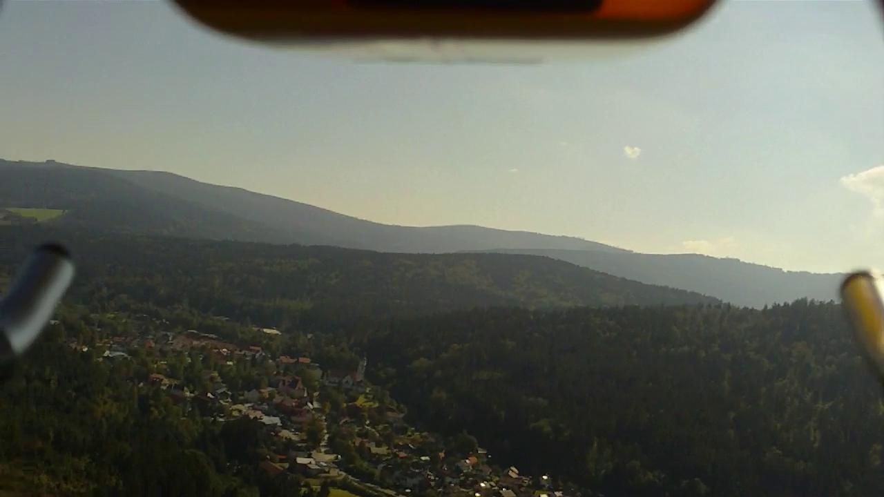 Hier ist die Kiche schön zu sehen, im Hintergrund der Böhmerwald in Tschechien