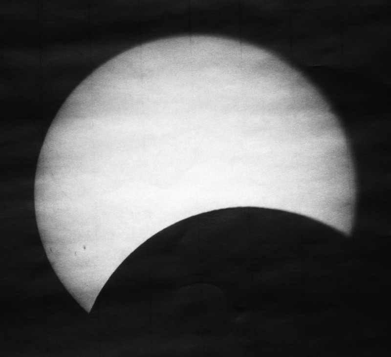 Im Kontrast nachbearbeitet, links unten das sind Sonnenflecken!