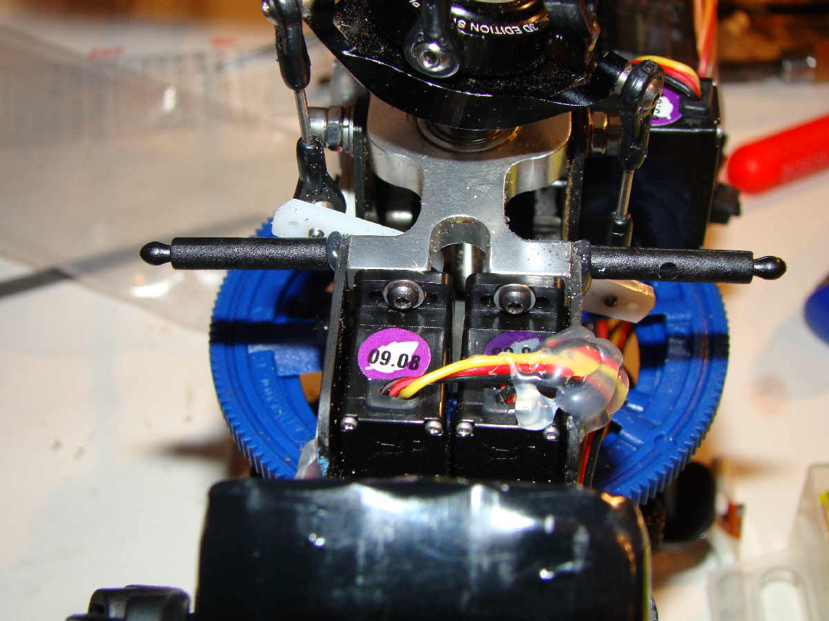 Da hier 2,5mm Metrische gewinde sind, einfach die Blechschrauben mit Epoxy (UHU Endfest 300) eingeklebt.