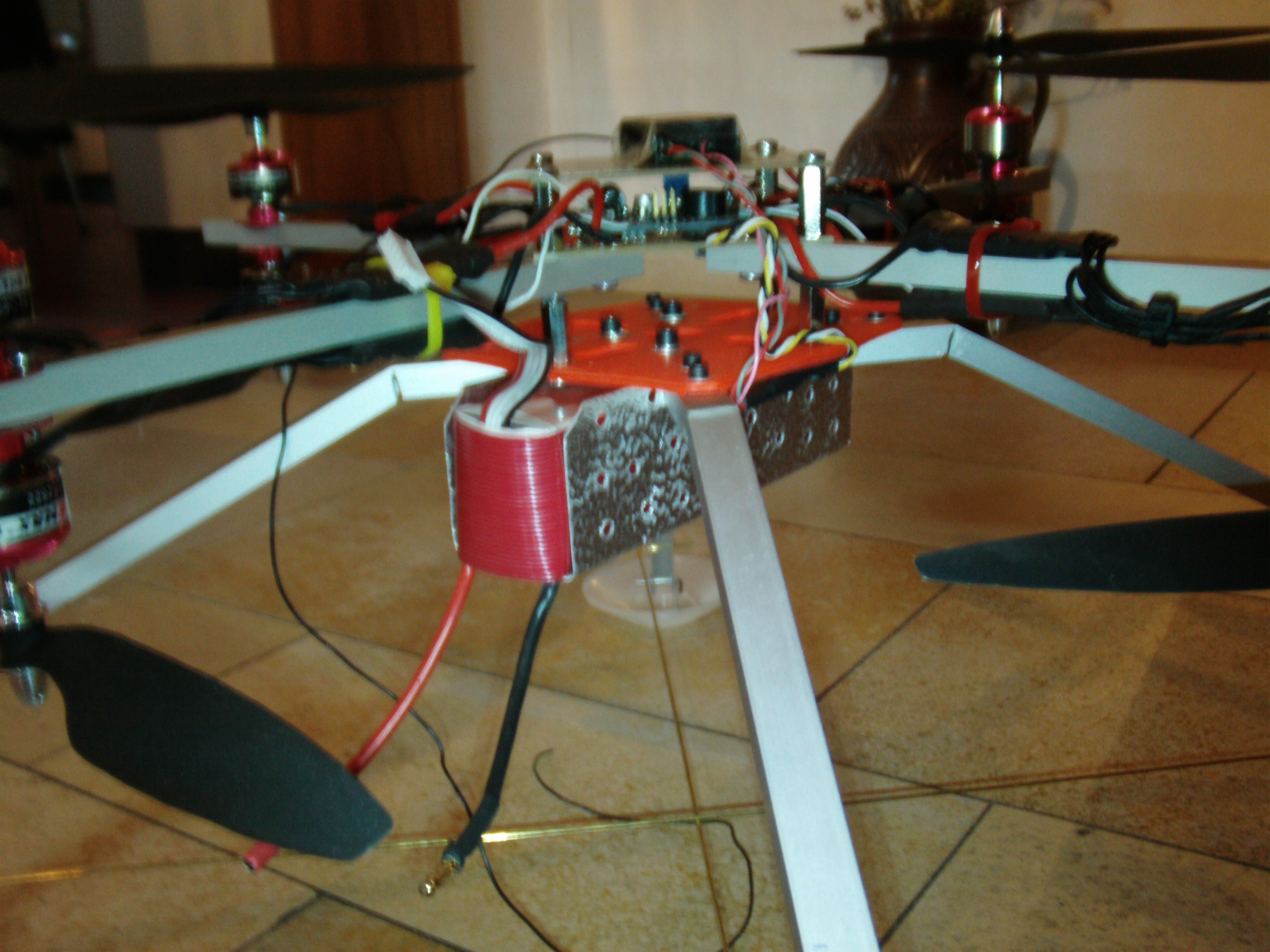 Der Akkuschcht aus 0,8 mm Alu geknickt und mit Bohrungen versehen zwecks Kühlung. Bei 8 Motoren fliesst doch reichlich Strom bei 4 Zellen.