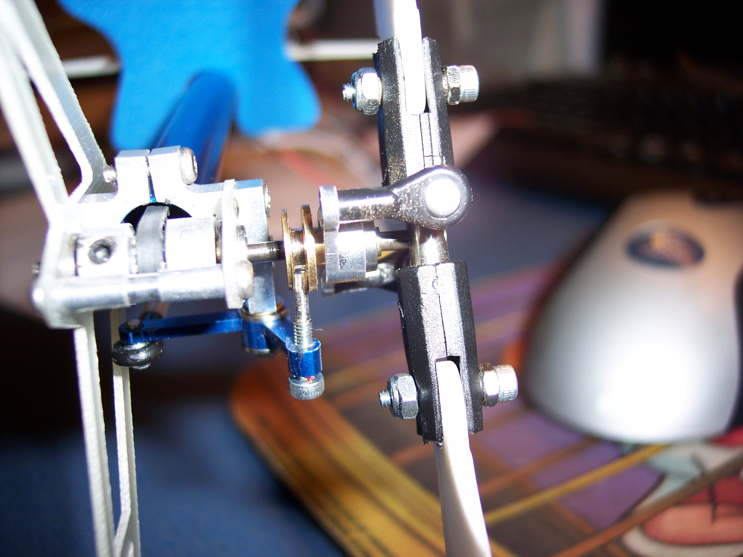 neue,passende schraube/stift.der umlenkhebel hat noch ne scheibe bekommen,darf nicht wackeln.