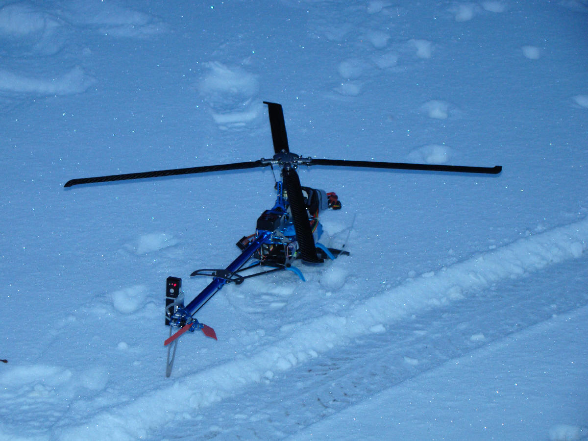 Copter-X450 Test vor Rumpfeinbau im Schnee gelandet.