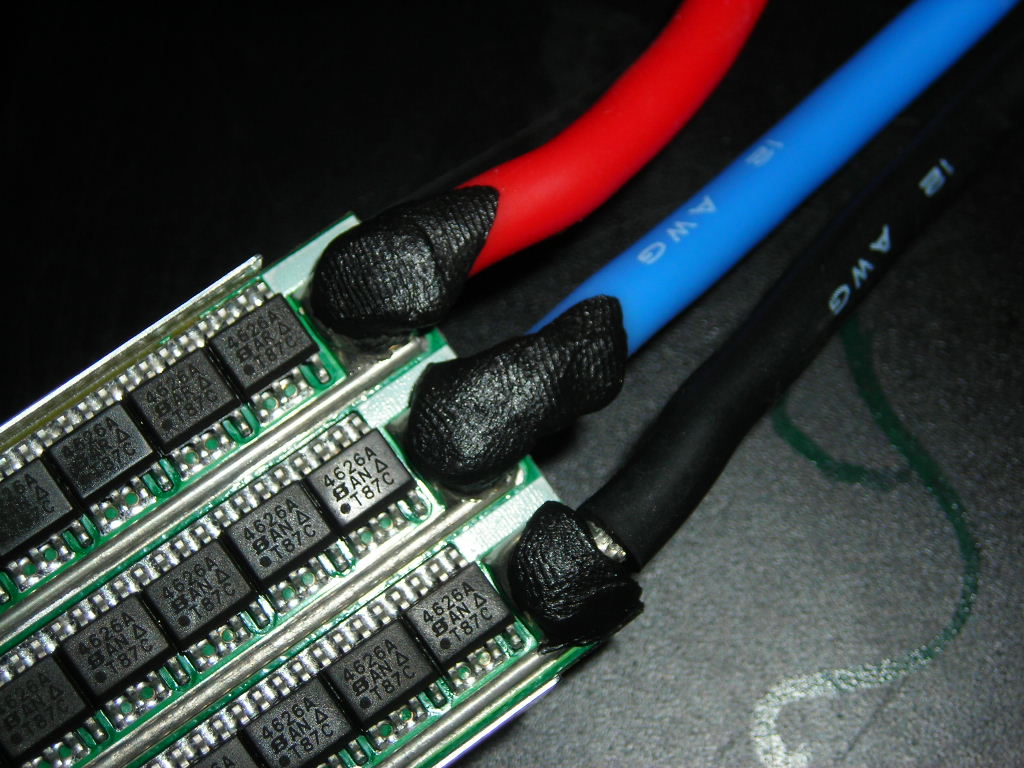 3 winzige Stücke Butylband zusammen geknetet.JPG