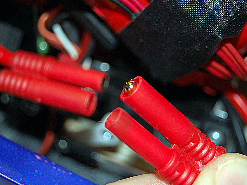 4 mm Stecker, Pluspol etwas weiter heraus.