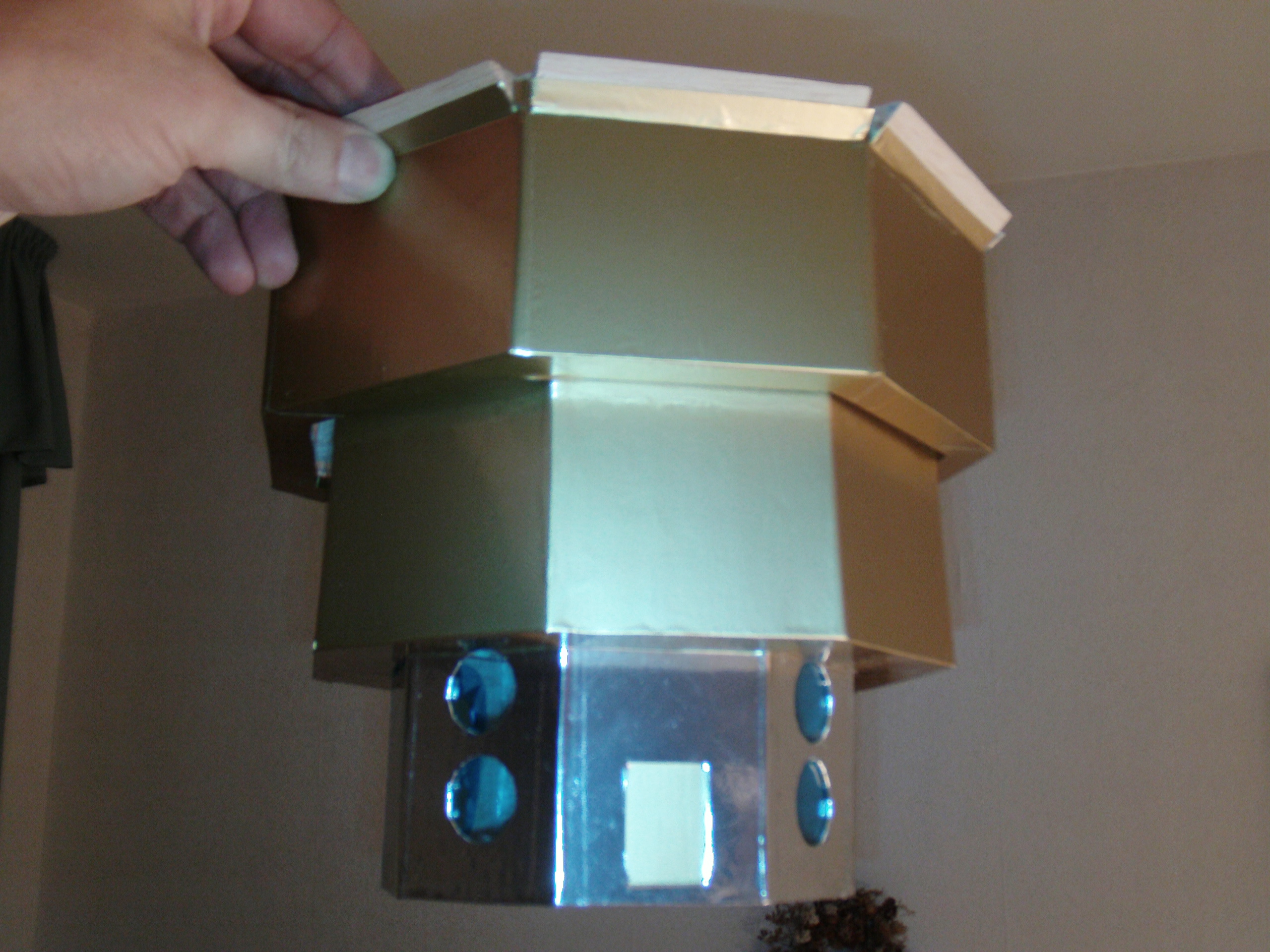Der ausgefahrene 8 eckige Landeschacht mit eingesetzten Fenstern aus Plexiglas. Der Schacht besteht aus 0,8mm Balsa und ist gebügelt in Gold und Chrom.