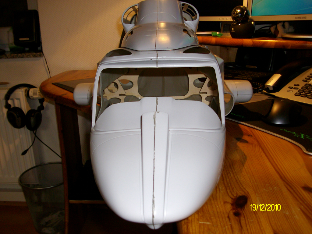 Die Nase muss natürlich auch angepasst werden, sie ist viel zu dünn und ihre Form stimmt auch nicht