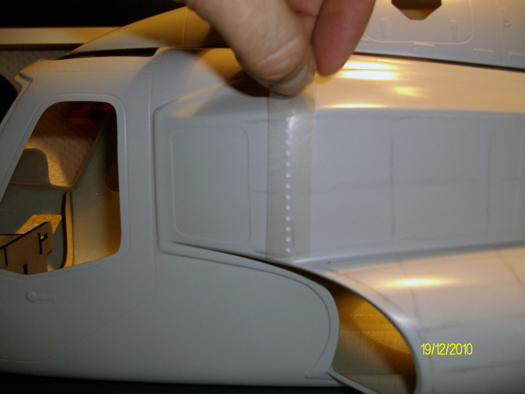 Habe mal ein paar Klebenieten von Vario auf eine Folie geklebt um zu schauen, ob sie vom Abstand her passen. Ich finde, das schaut schon ganz gut aus, sollte passen