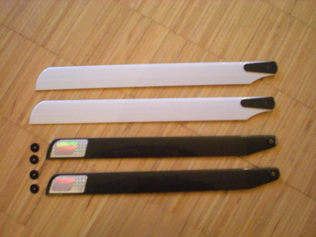 oben Holzrotorblätter, unten Carbonrotorblätter