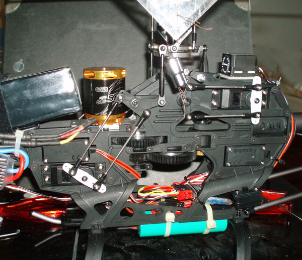 Roll- und Nickservo links