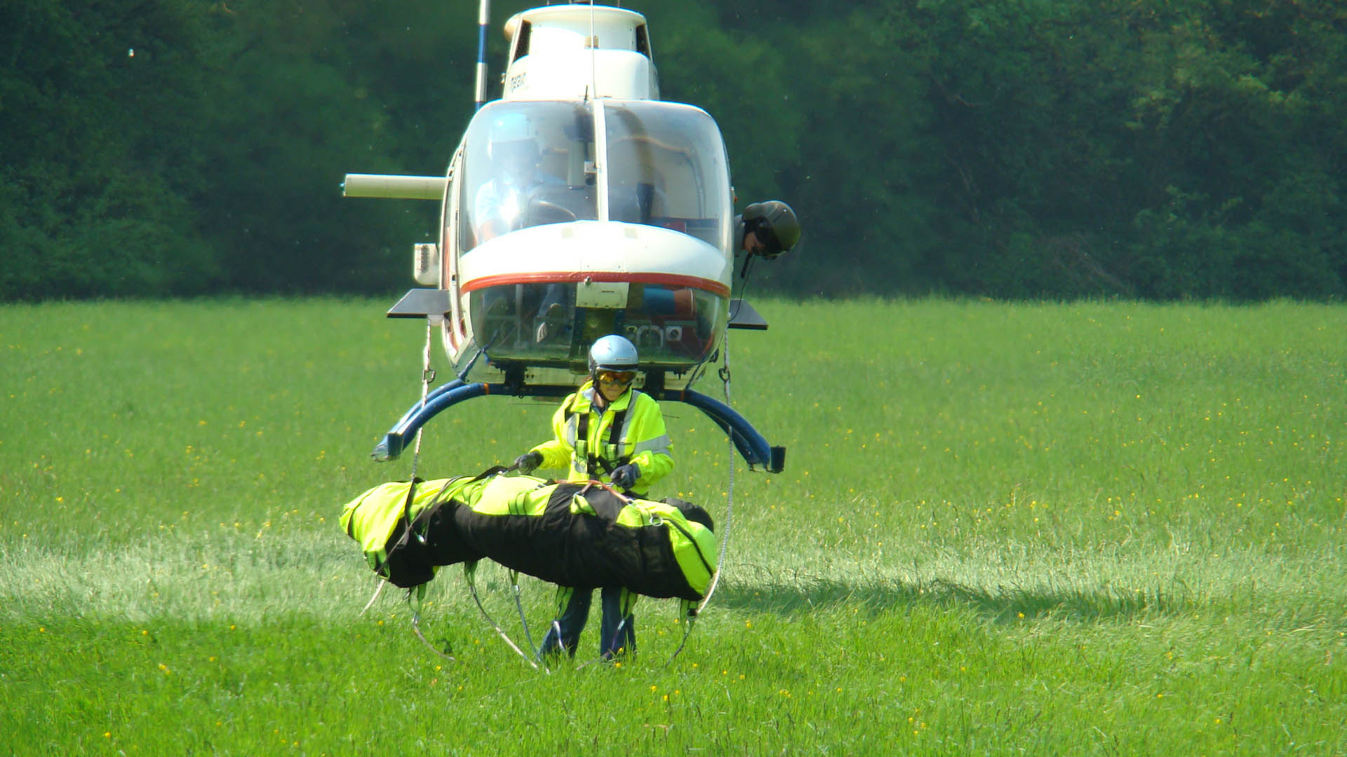 Die Aussenlast ist schon unten, der Heli folgt gerade.