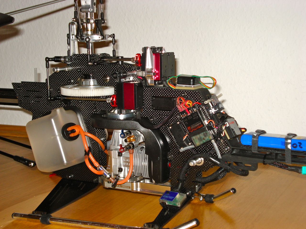 Blick unter die Haube (hier mit AR9000 Empfänger und Empfänger-Lipo)