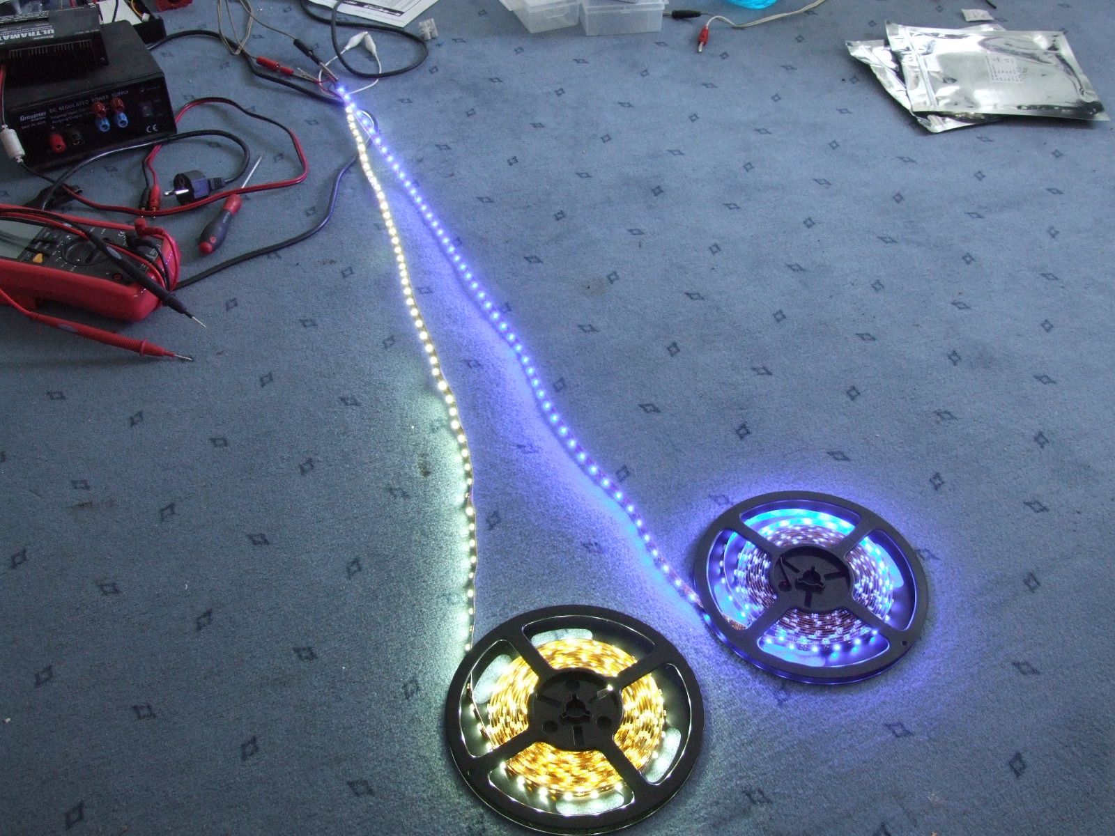 Eine Rolle sind 5 Meter, von jeder Farbe sind noch 3 Rollen da.