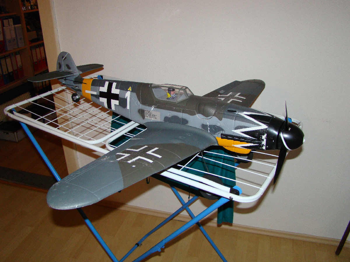 Kriegsflieger nun mit Kriegserfahrung und Kampfspuren.