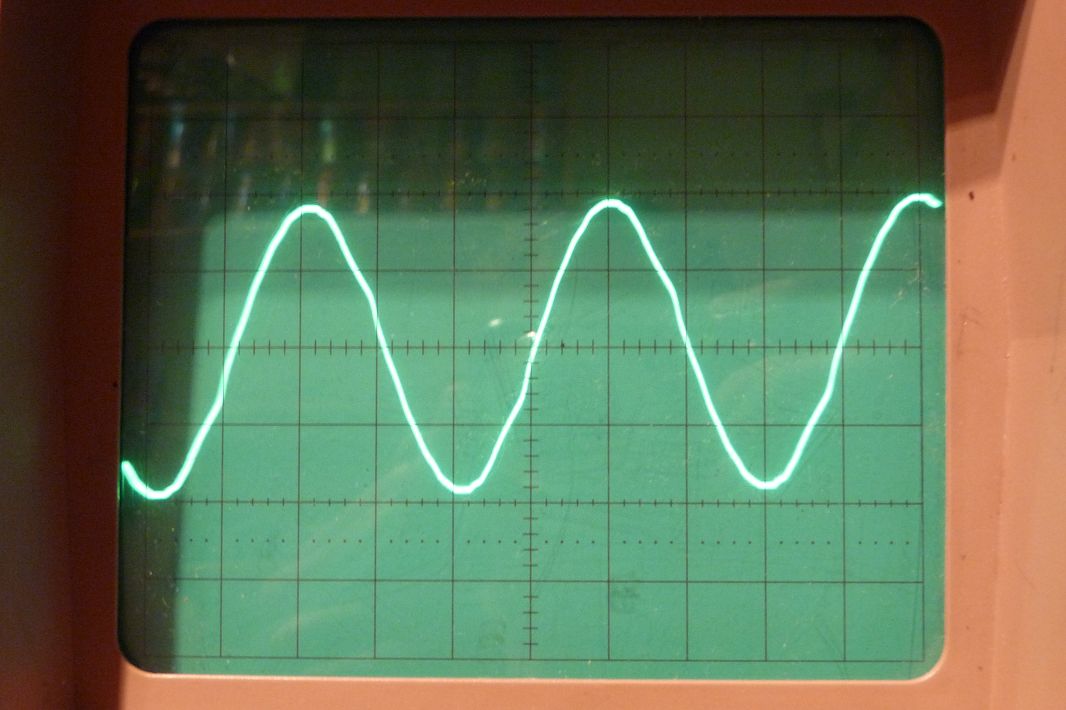 50Hz Sinus mit 0.8V Spitze-Spitze, gemessen am mir selbst. Dachte nicht, dass ich so unter Spannung stehe ;-)