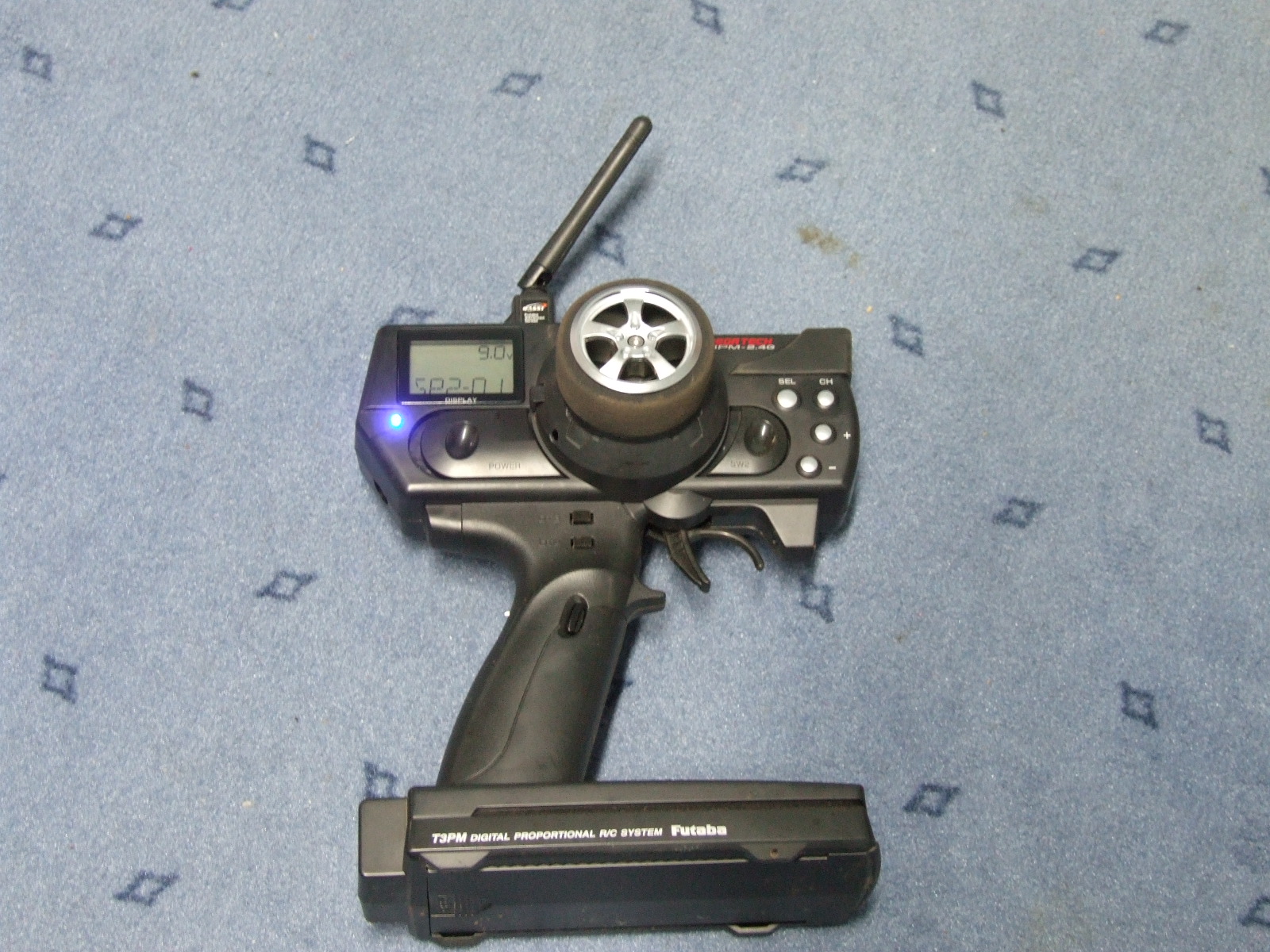 Der Sender von Vorne mit den sichtbaren Gebrauchsspuren (Staub und ganz leichte feine Kratzer auf dem Display)