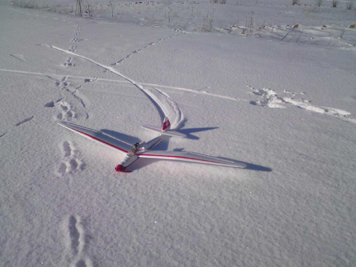 Minimoa beim Erstflug, Ohne Wertung da kein Heli, aber das rot im Schnee kommt super.