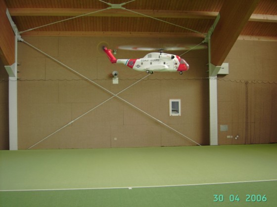 CH-53 Flug in Tenishalle 004.jpg