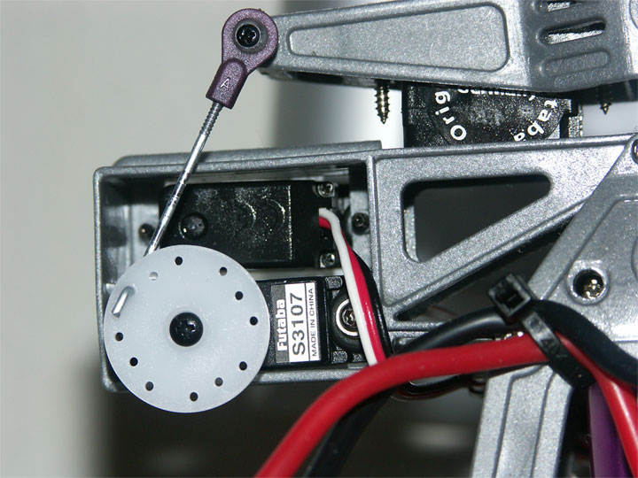 Hier mal nen Foto davon, wie ich das Pitchservo 3107 montiert habe.