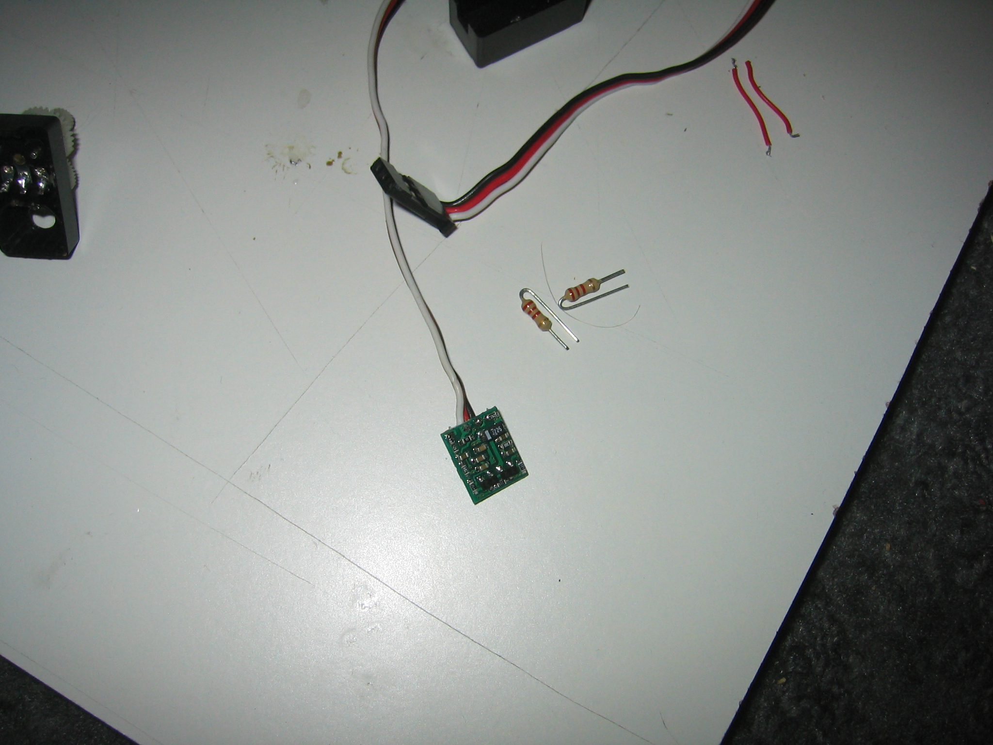 Servoelektronik pur
<br />und 2 Widerstände die je den halben wert des Poti haben
<br />(gemessen 4,7kohm; widerstände 2x2,2kohm)