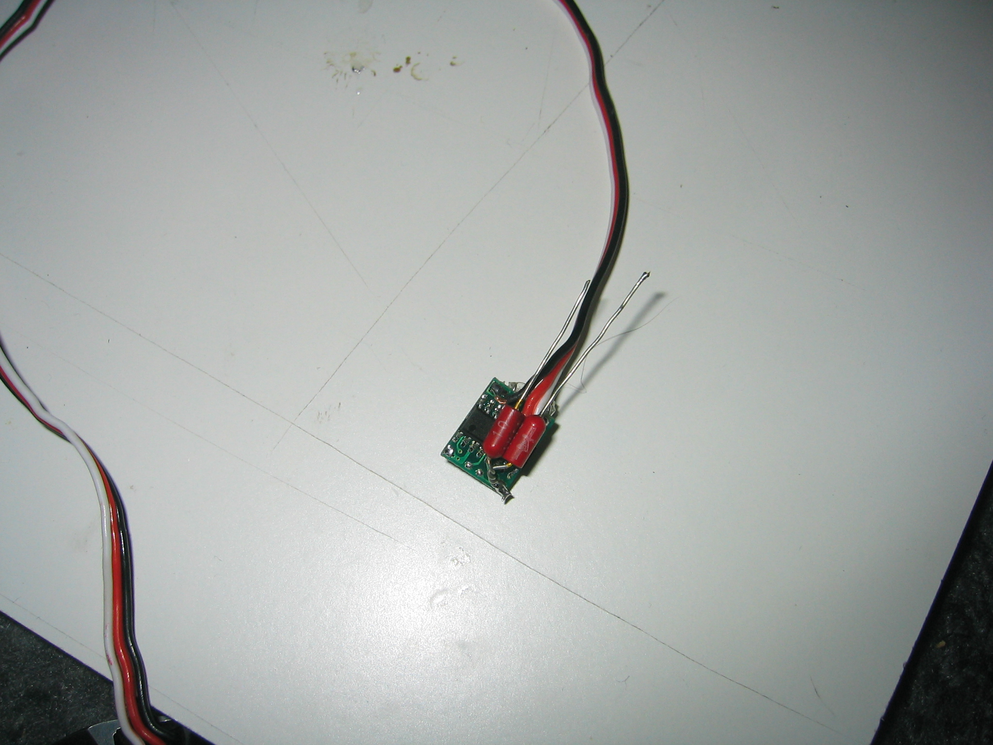 2 Dioden angelötet. Eine Diode an einen Motoranschluss mit Kathode
<br />anlöten und die andere mit Anode an den gleichen Motoranschluss anlöten
<br />Die Widerstände von Bild4 sind mit Tesa isoliert und nach hinten gebogen.